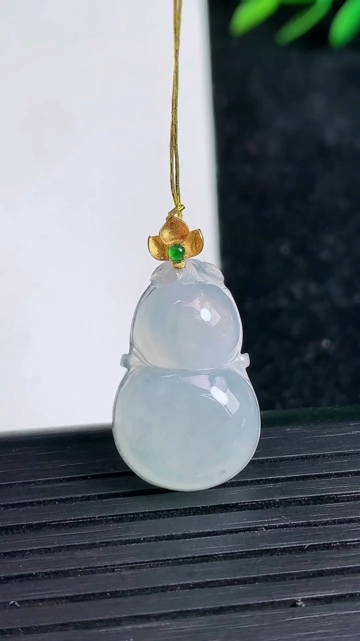 天然A货翡翠种白冰葫芦吊坠尺寸21.9-14.1-4.9重量:3.14g
3月21日