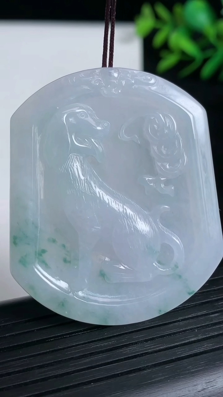 天然A货翡翠飘花生肖狗吊坠尺寸49.9-42.3-4.5重量:20.71g
3月21日