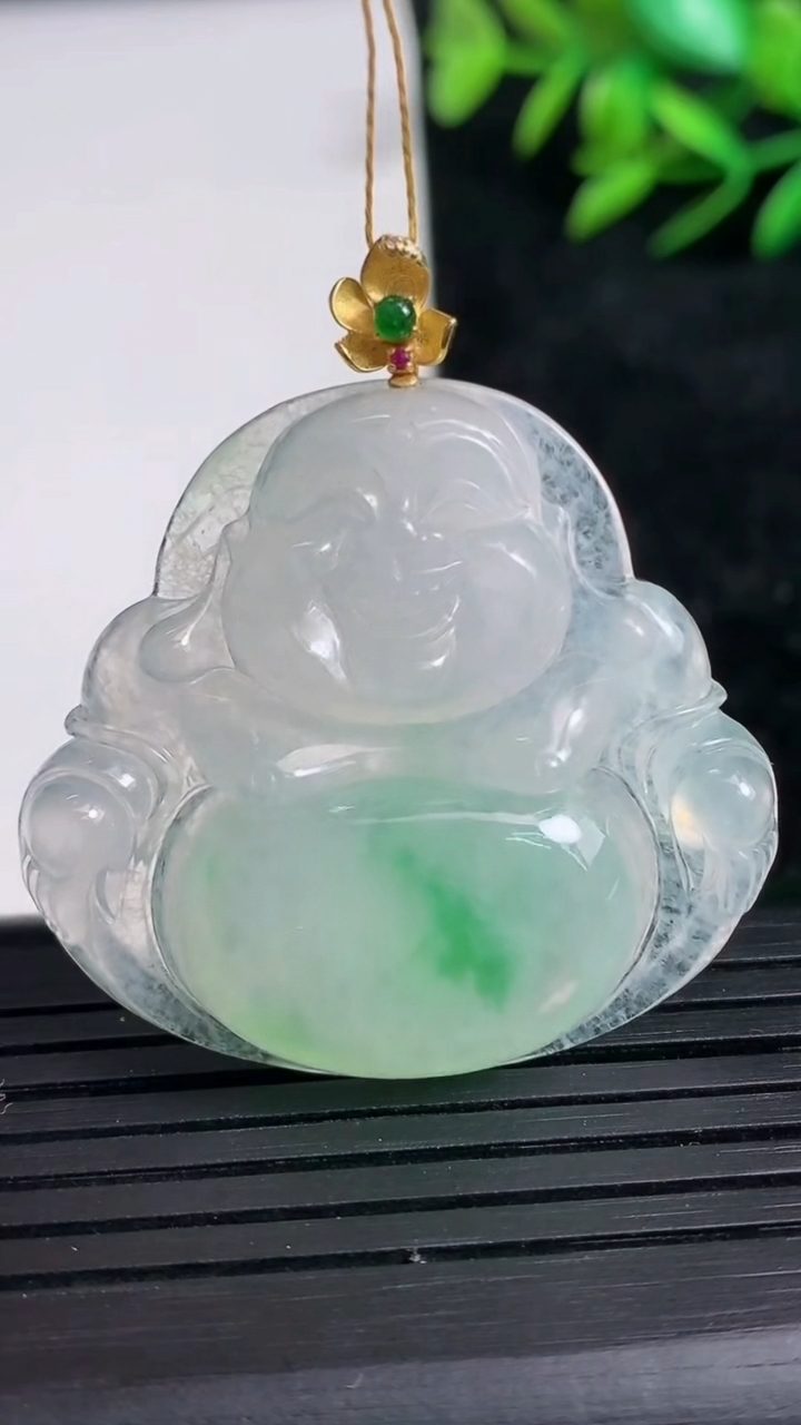 天然A货翡翠佛公吊坠尺寸34.1-36.9-6.6重量:13.06g
3月21日