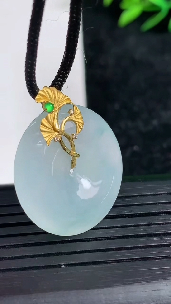 天然A货翡翠种飘花平安扣吊坠尺寸24.9-5.2重量:7.42g
3月21日