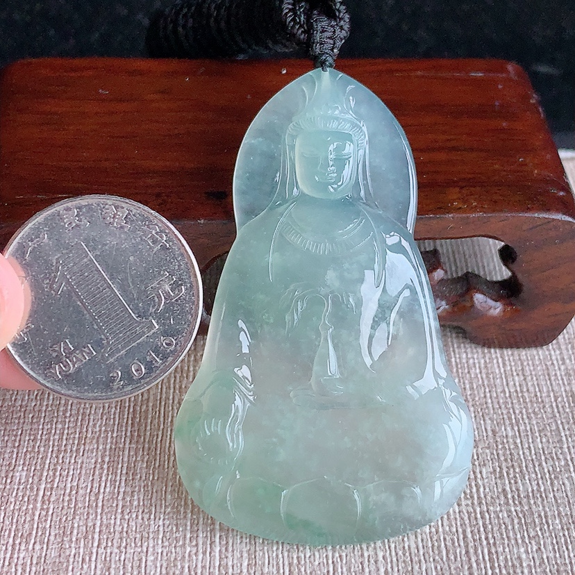 天然A货翡翠晴水观音吊坠 
尺寸59.4-36.4-4.6mm 重量23.00g 0320