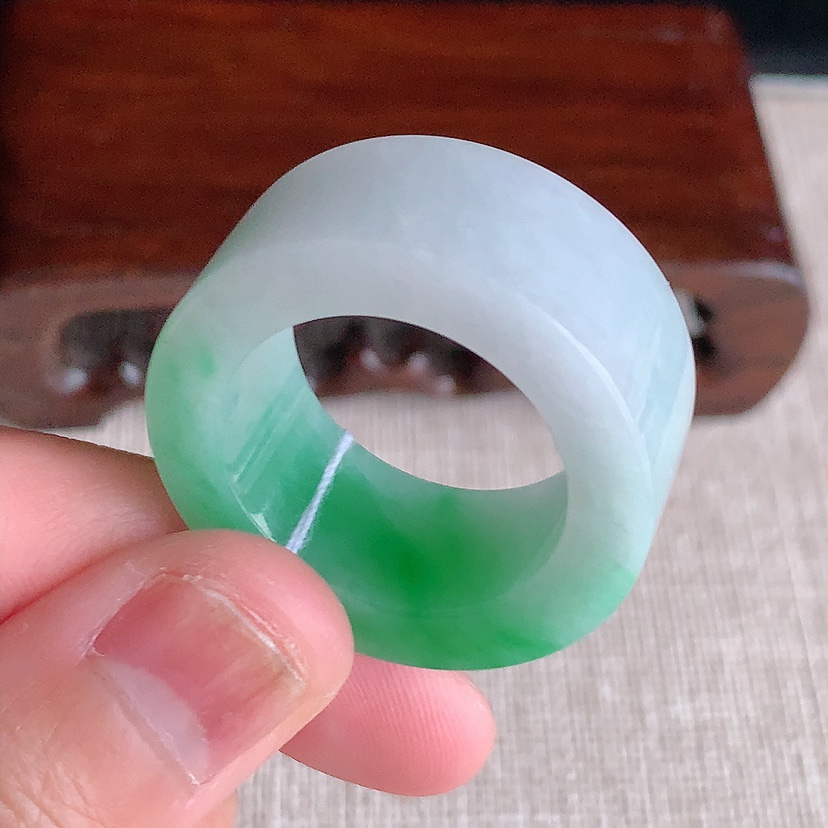 天然A货翡翠飘绿素面扳指 
尺寸21.6-12.5-5mm 重量17.50g 0320