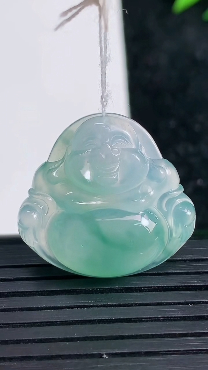 天然A货翡翠冰种飘花佛公吊坠尺寸24.2-25.8-5.5重量:5.85g
3月21日