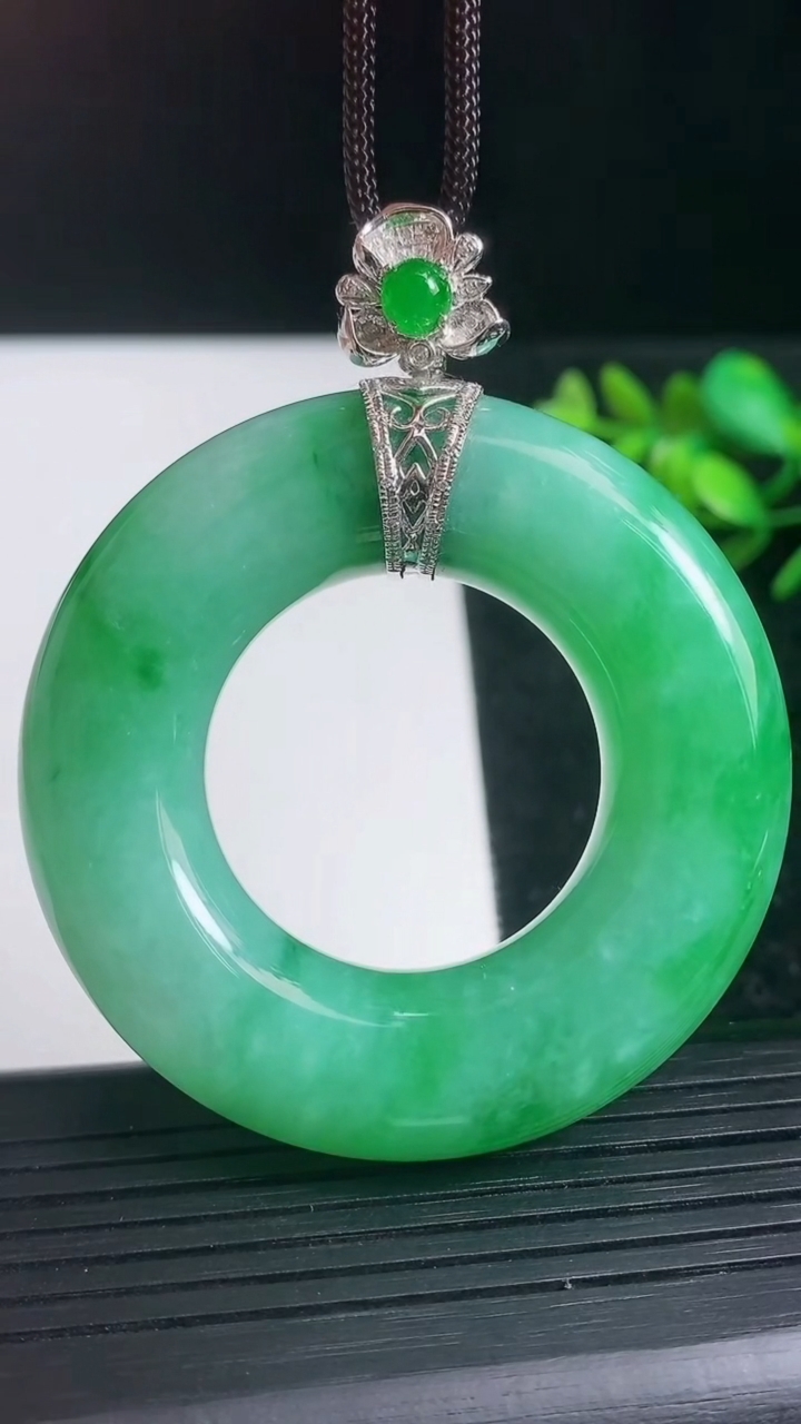 天然A货翡翠平安环吊坠尺寸63.5-12.1重量:59.48g
3月21日