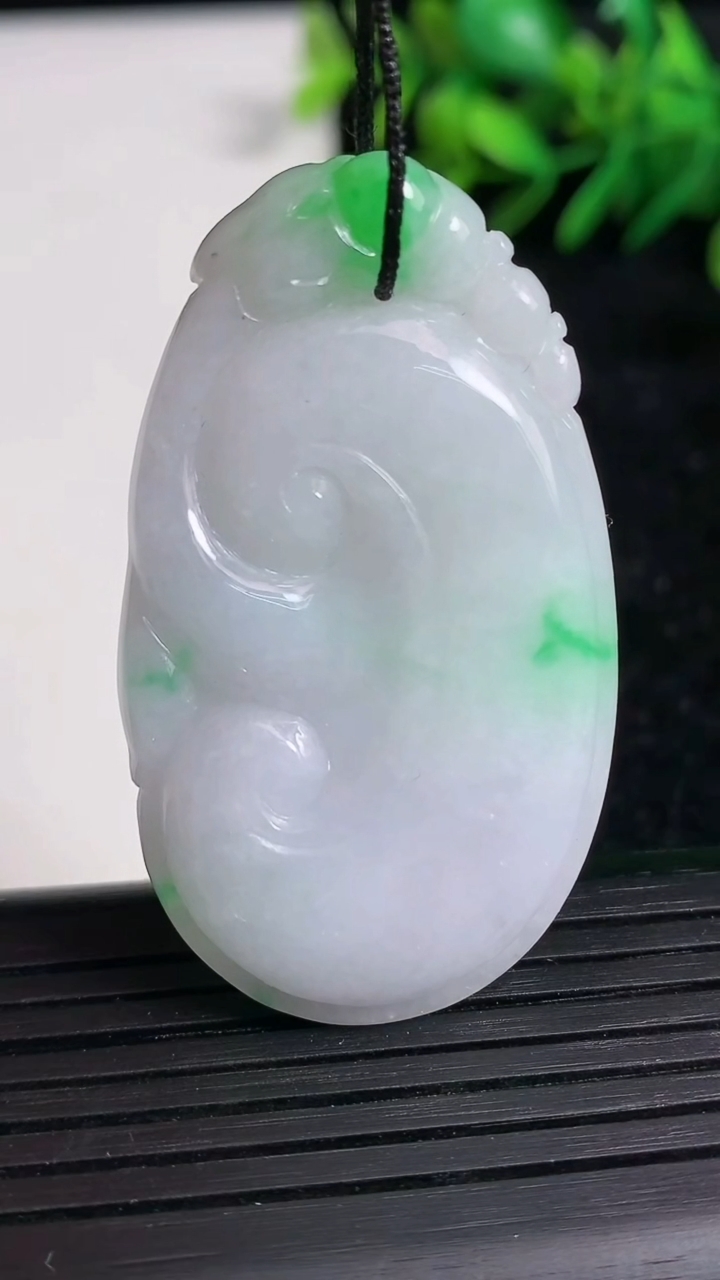 天然A货翡翠如意吊坠尺寸48.1-27.8-4.8重量:14.59g
3月21日