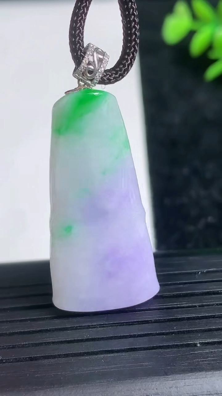 天然A货翡翠18K金春带彩紫罗兰节节高升 竹节吊坠尺寸35.4-17.4-4.3重量:6.91g
3月21日