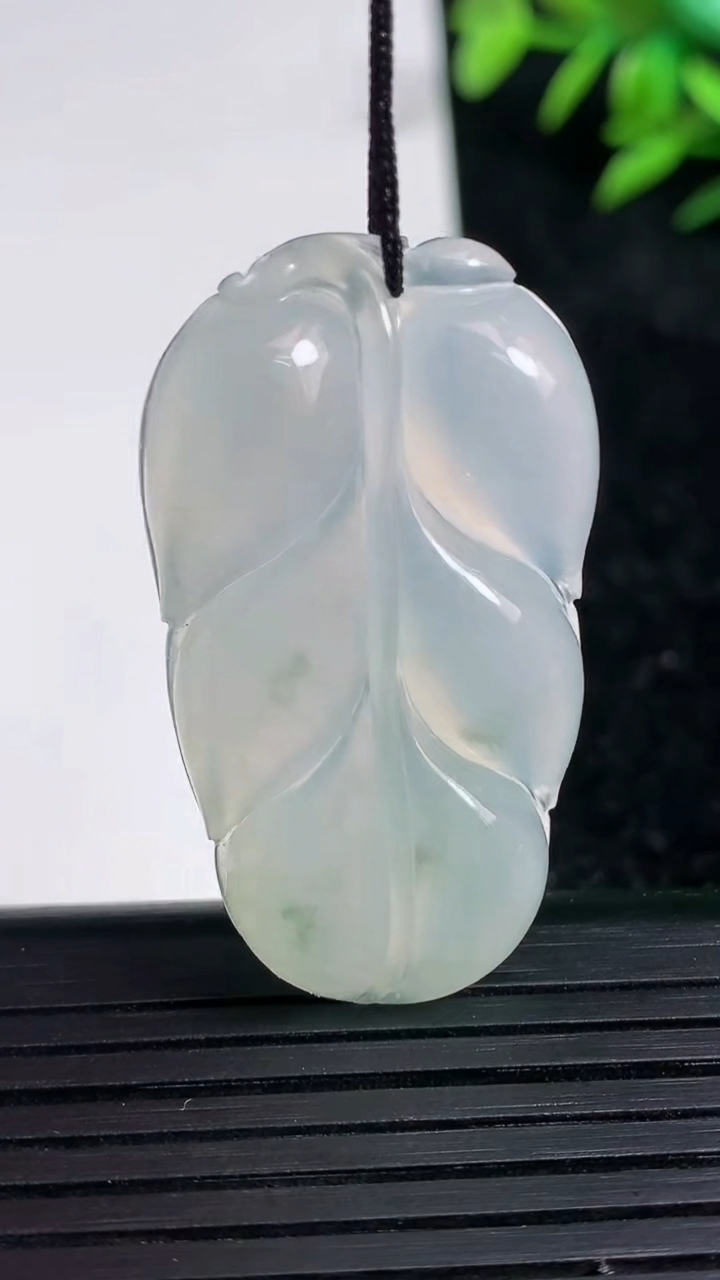 天然A货翡翠冰种飘花金枝玉叶 叶子吊坠尺寸39.5-21.9-5.3重量:8.94g
3月21日