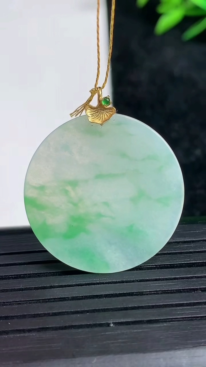 天然A货翡翠无事牌吊坠尺寸25.7-1.2重量:3.34g
3月21日