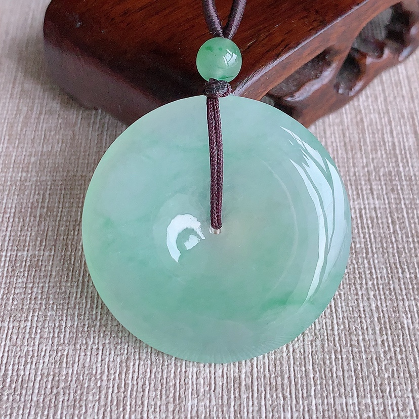 天然A货翡翠晴绿大件平安扣吊坠 
尺寸38-5.8mm 重量17.75g 0320