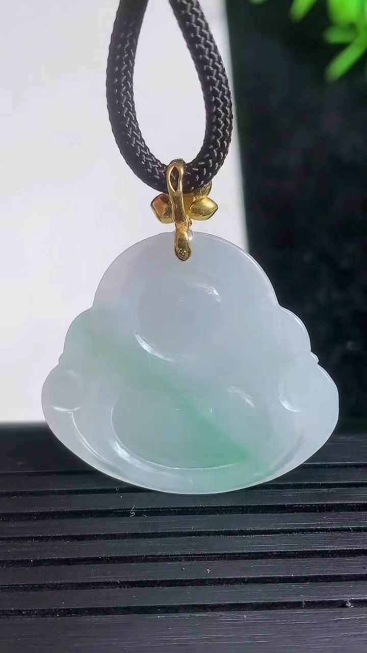 天然A货翡翠佛公吊坠尺寸26.9-29.2-5.5重量:6.91g
3月21日