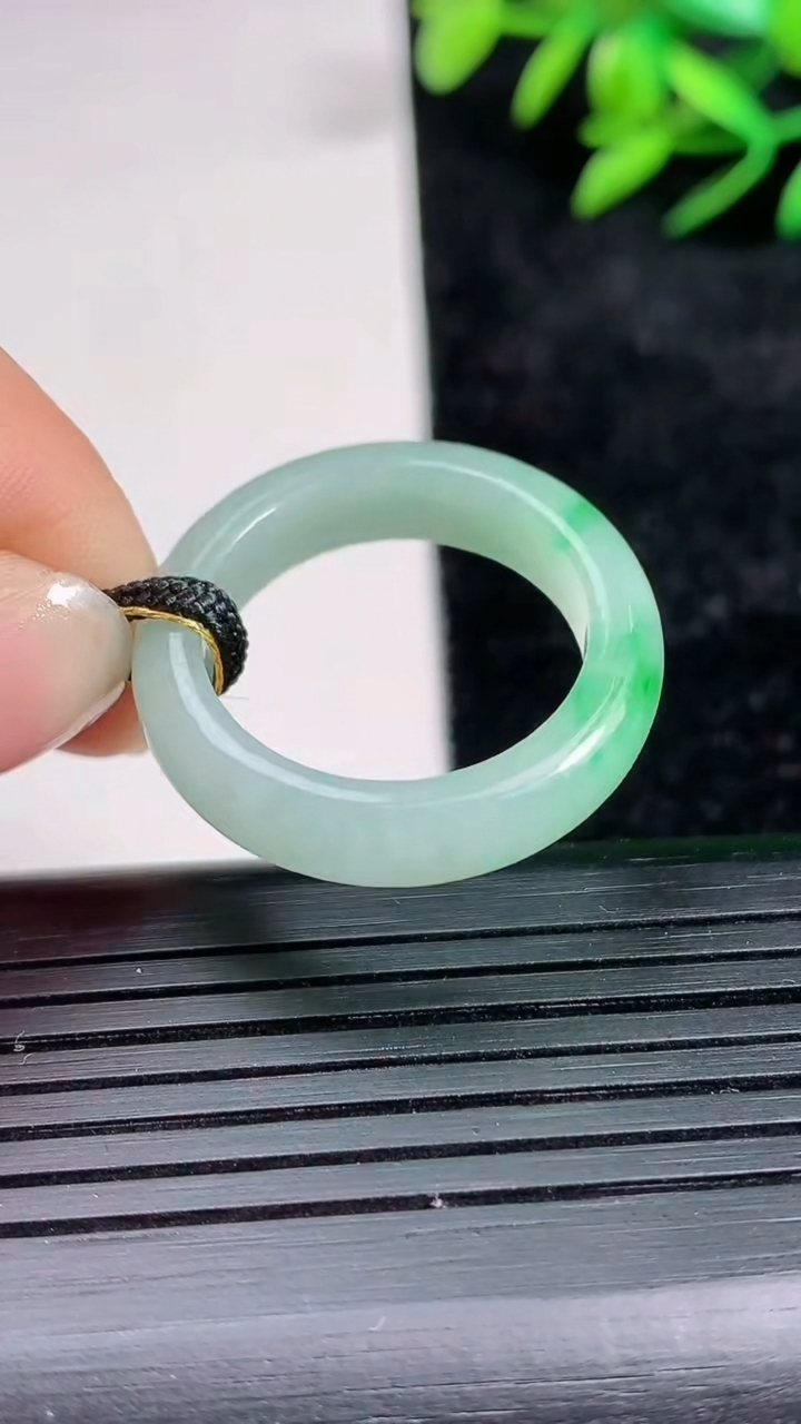 天然A货翡翠指环戒指尺寸19.8-5.4-3.3重量:4.78g2026年3月21日
工厂直销收藏佳品,种好水足，色泽均匀，有种有色，上手高大气！