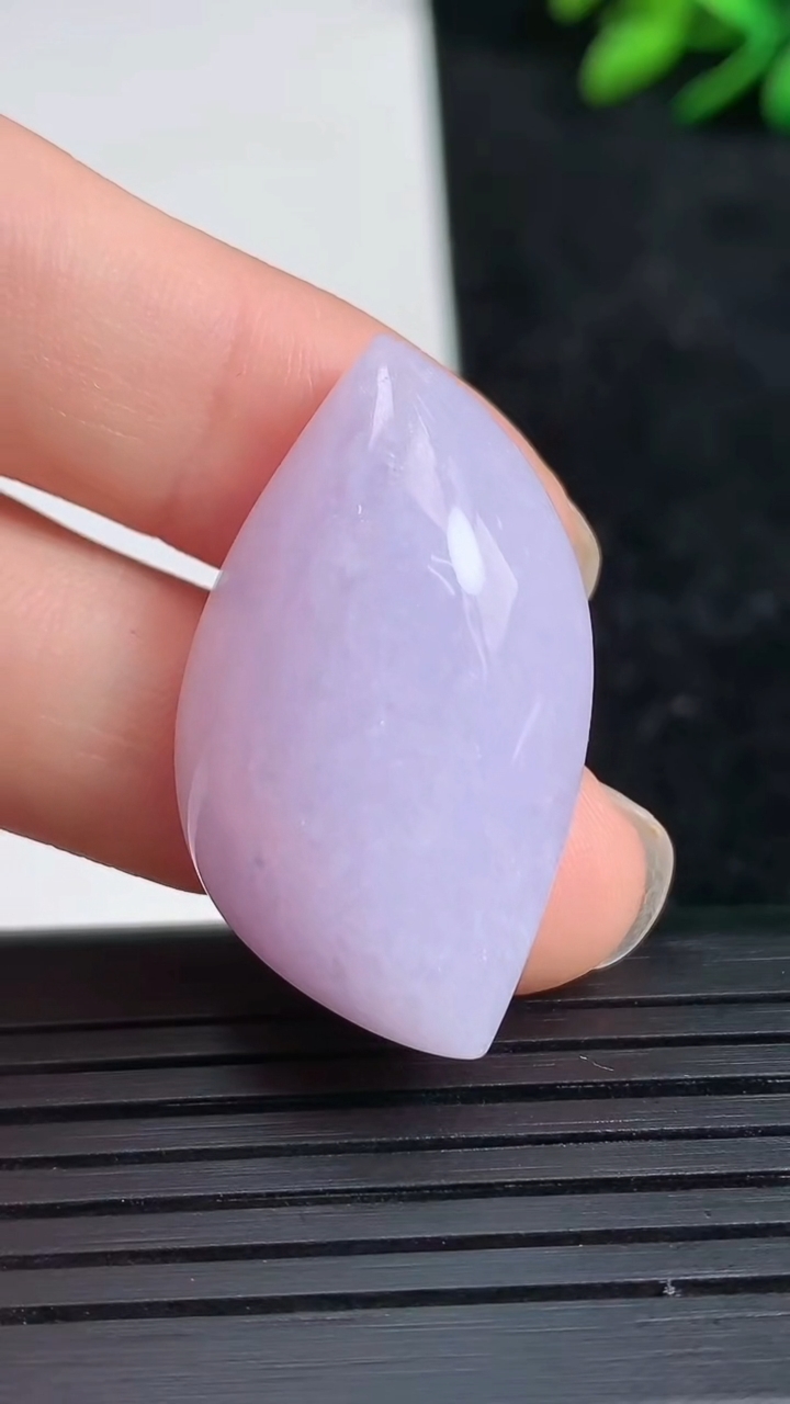 天然A货翡翠紫罗兰随形镶嵌件尺寸32.4-18.1-9.8重量:9.80g
3月21日