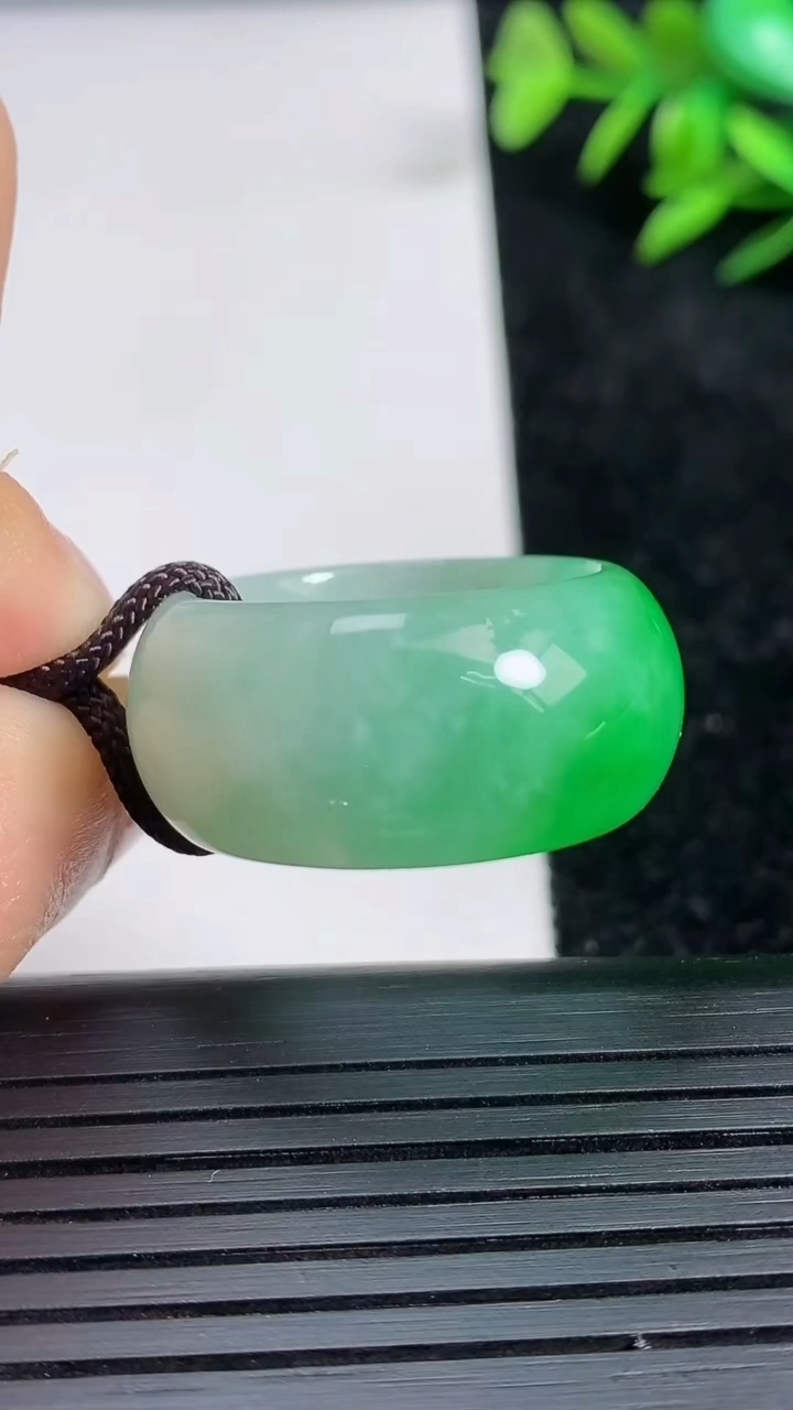 天然A货翡翠指环扳指尺寸20.3-12.7-4重量:11.91g2026年3月21日
工厂直销收藏佳品,种好水足，色泽均匀，有种有色，上手高大气！