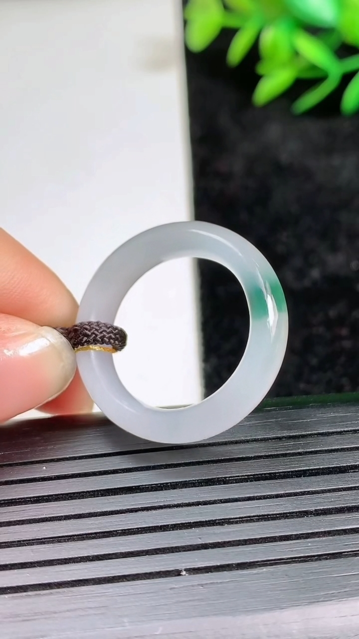 天然A货翡翠冰种飘花指环戒指尺寸18.6-5.5-3.2重量:4.10g2026年3月21日
工厂直销收藏佳品,种好水足，色泽均匀，有种有色，上手高大气！