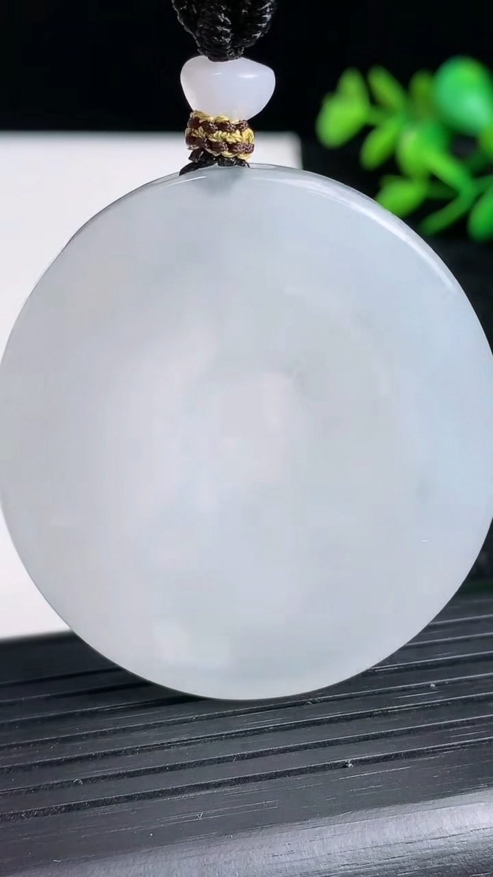 天然A货翡翠种飘花观音菩萨吊坠尺寸50.4-45.8-7.6重量:46.47g
3月21日