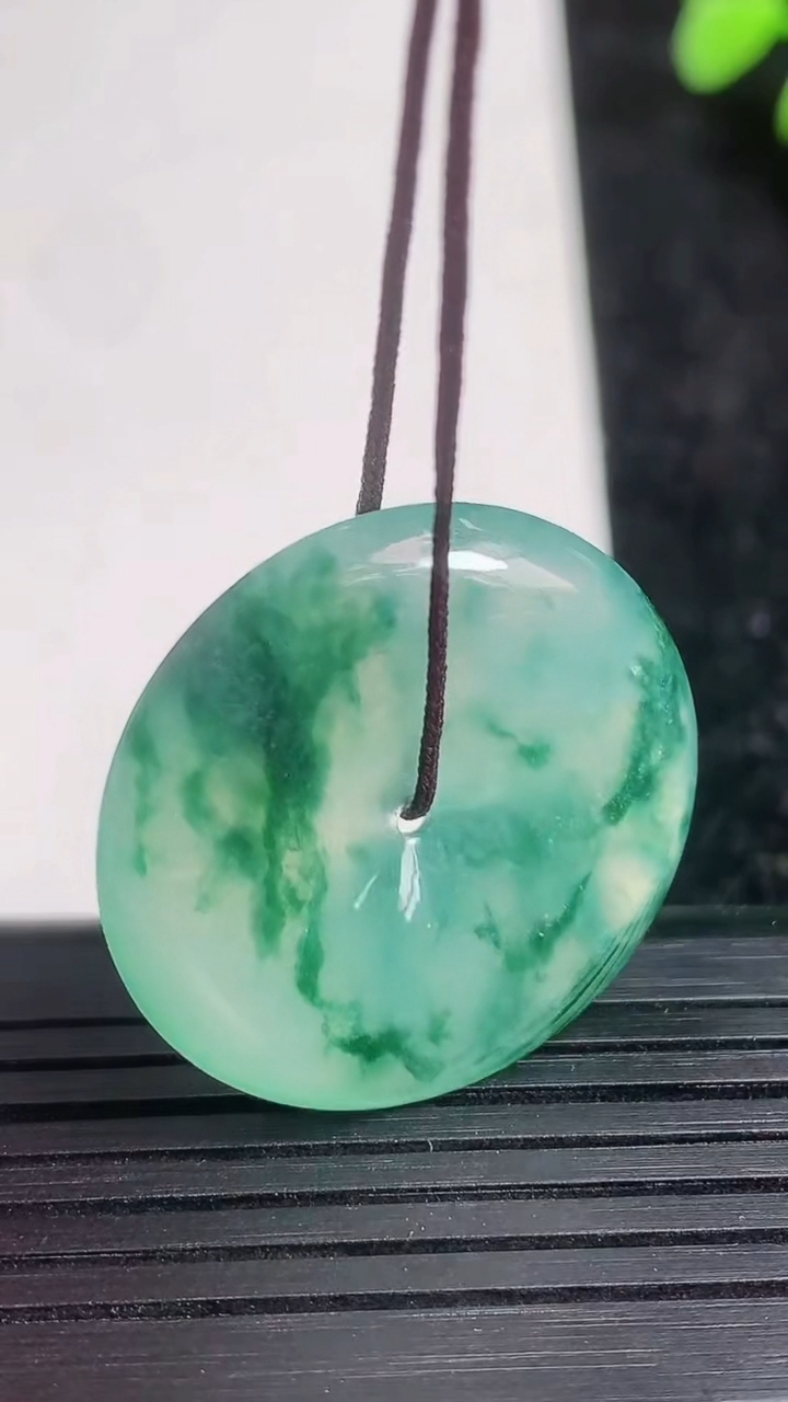 天然A货翡翠种飘花平安扣吊坠尺寸27.8-5.6重量:9.87g
3月21日