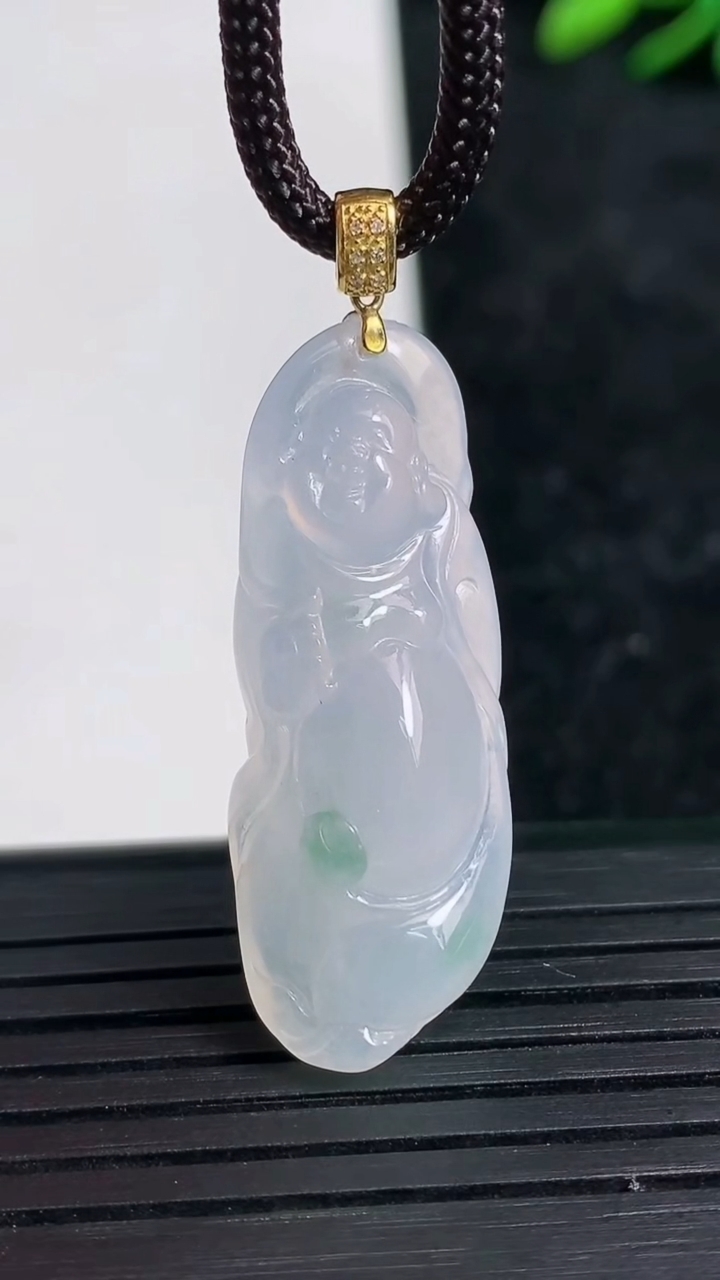 天然A货翡翠种飘花逍遥佛吊坠尺寸33.8-12.8-6.8重量:5.47g
3月21日
