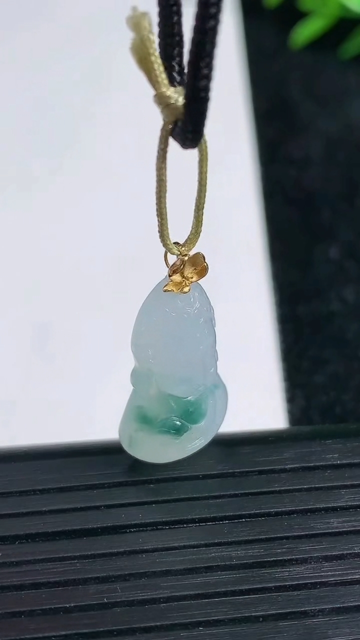 天然A货翡翠18K金飘花宝宝佛吊坠尺寸21.3-11.8-5.4重量:2.49g
3月21日