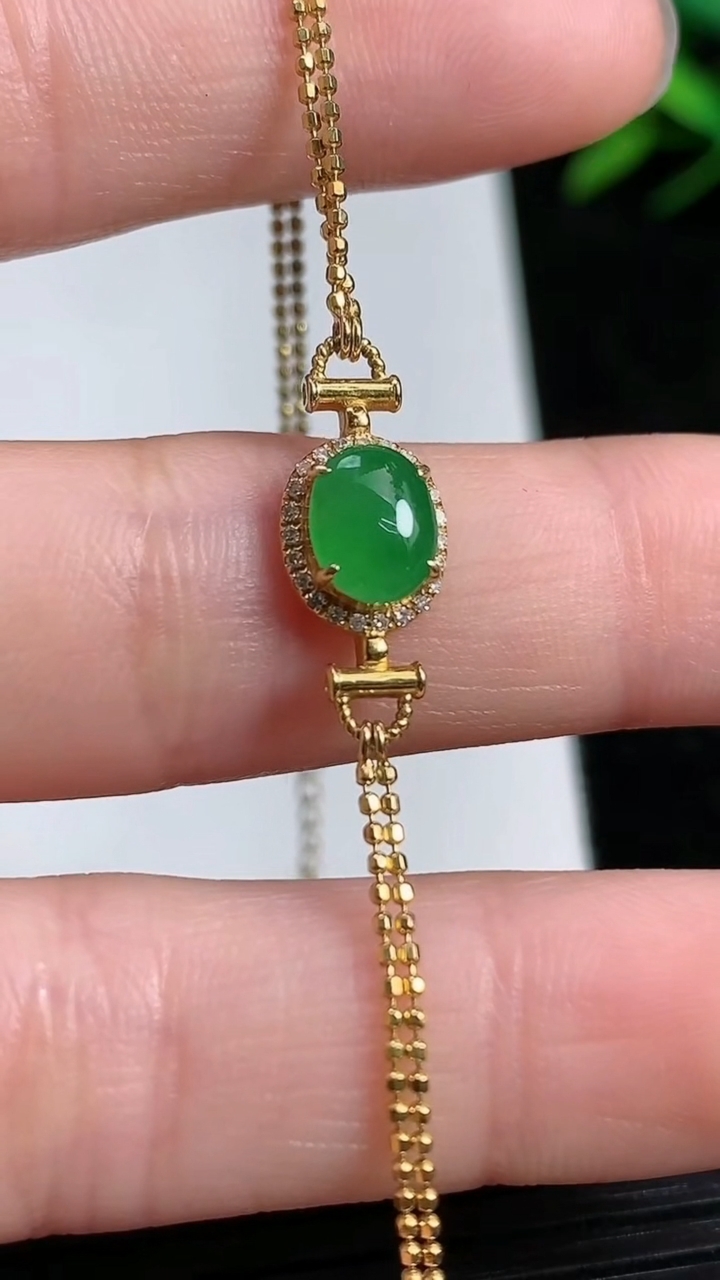 天然A货翡翠蛋面手链尺寸6.6-5.3重量:2.47g
3月21日