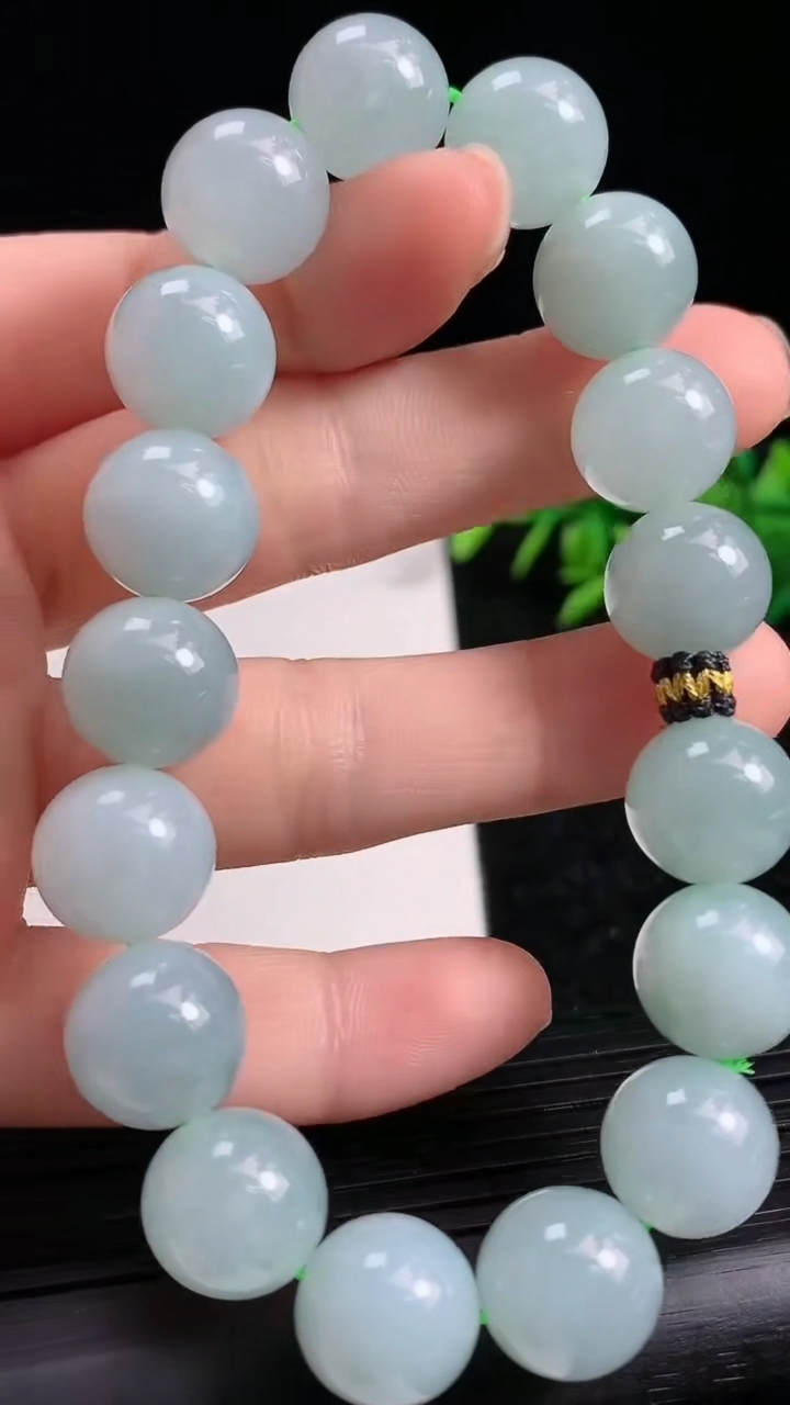 天然A货翡翠圆珠手串尺寸11.4-17颗重量:48.74g3月21日
工厂直销收藏佳品,种好水足，色泽均匀，有种有色，上手高大气！