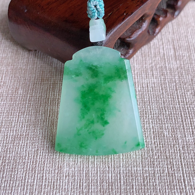 天然A货翡翠飘绿无事牌吊坠 
尺寸32.8-27.3-4mm 重量10.18g 0320