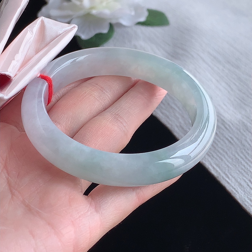 天然A货翡翠晴水正装正圈手镯56-57圈口 
尺寸56.7-12.2-8.5mm 0318