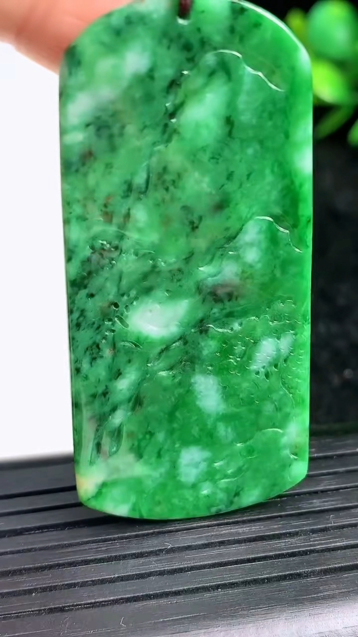 天然A货翡翠山水牌吊坠尺寸56.6-26.2-5.1重量:18.98g
3月21日