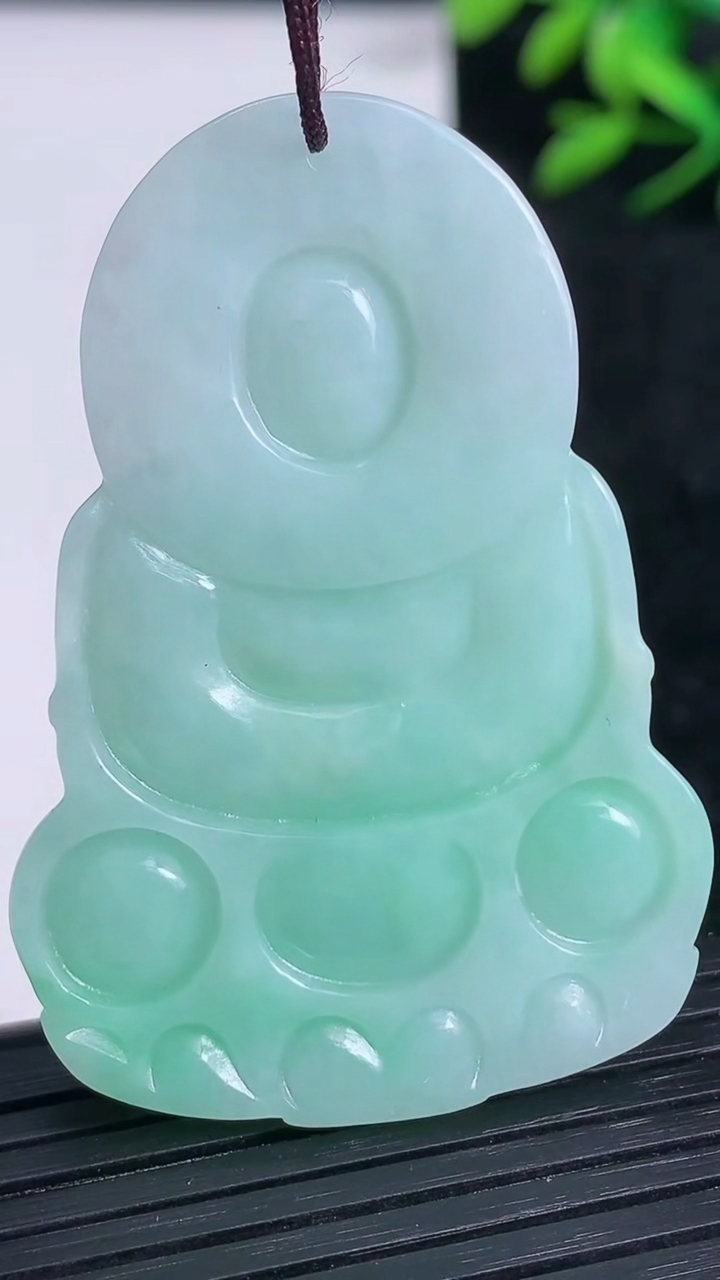 天然A货翡翠观音菩萨吊坠尺寸50.3-35-5.4重量:15.92g
3月21日