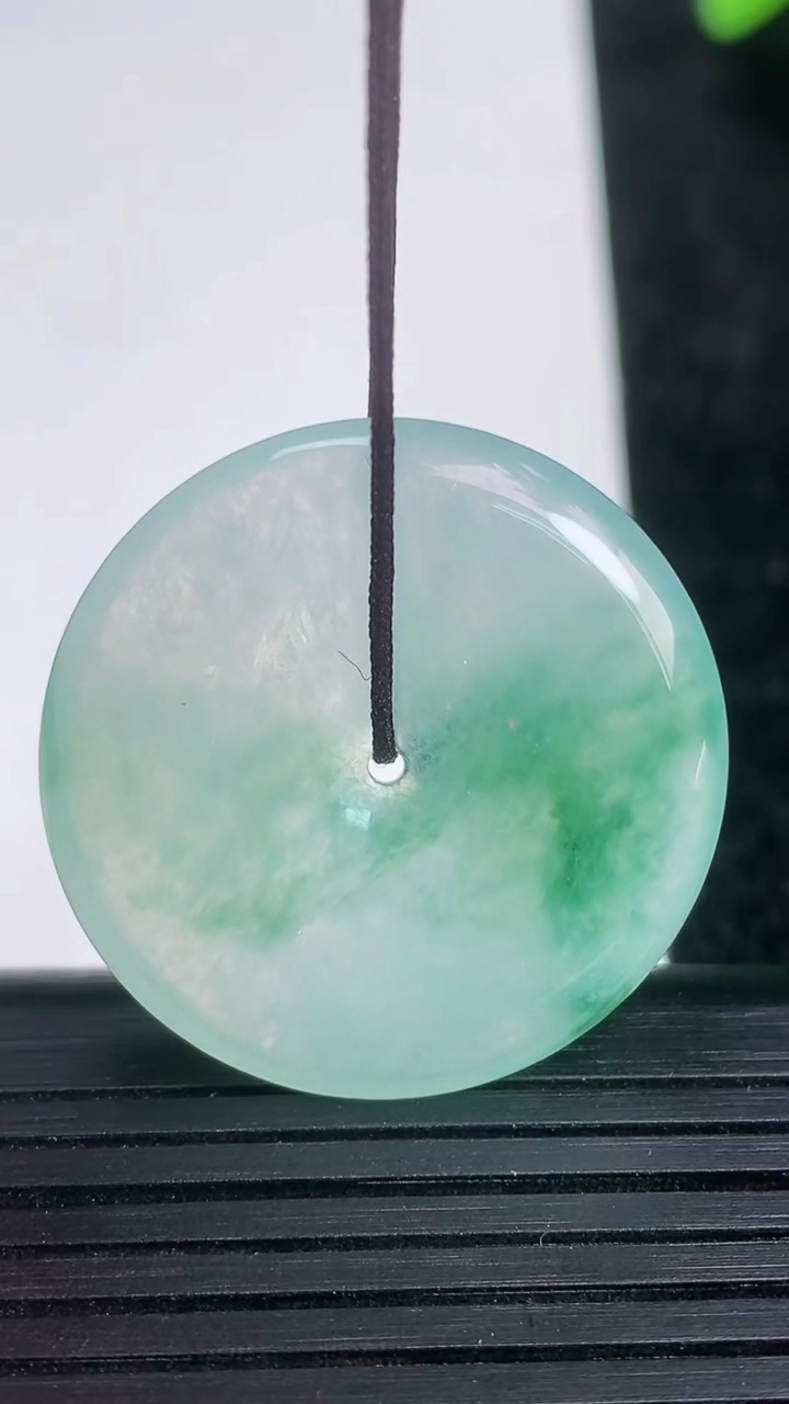 天然A货翡翠冰种飘花平安扣吊坠尺寸29.4-4.6重量:9.09g
3月21日