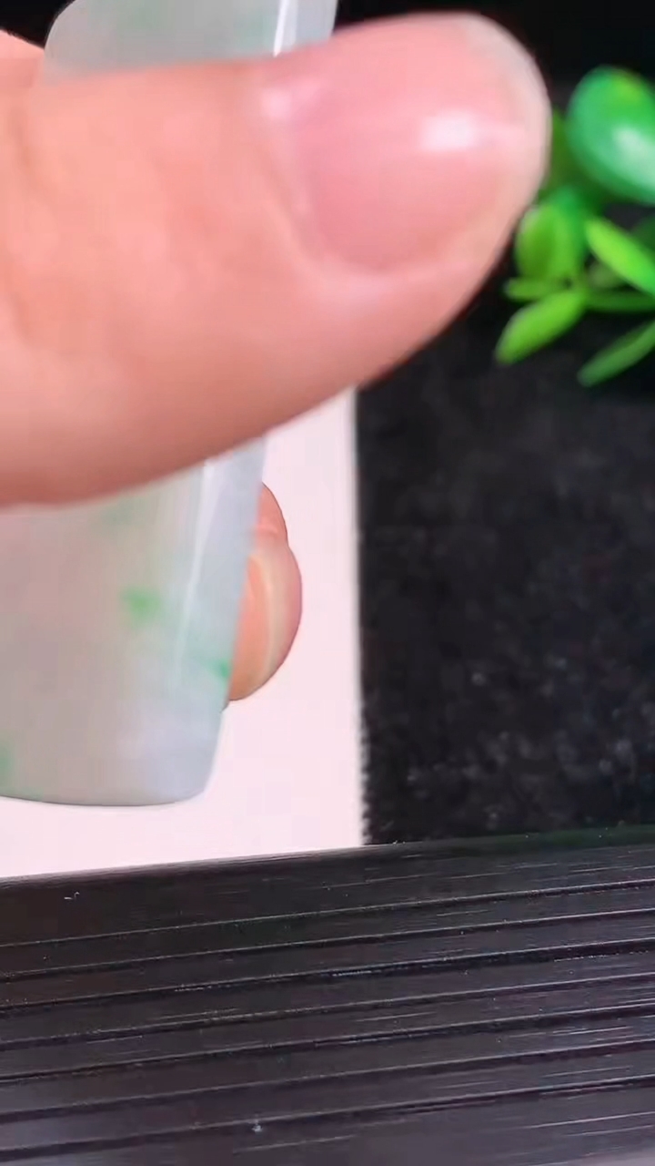 天然A货翡翠无事牌镶嵌件尺寸48.9-34.1-3.4重量:18.66g
3月21日