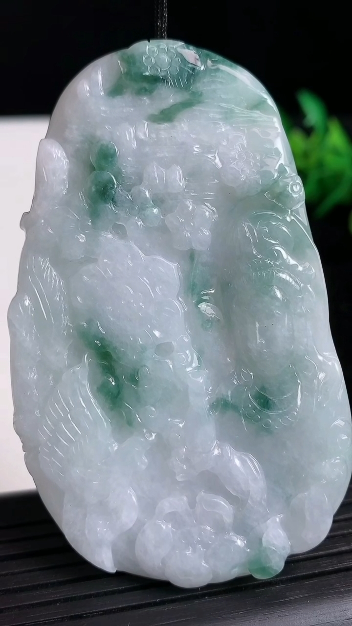 天然A货翡翠飘花山水观音头吊坠尺寸72.2-43.3-5.4重量:41.05g
3月21日