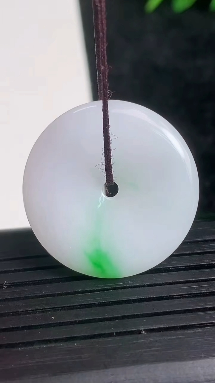 天然A货翡翠平安扣吊坠尺寸27-3.8重量:6.91g
3月21日