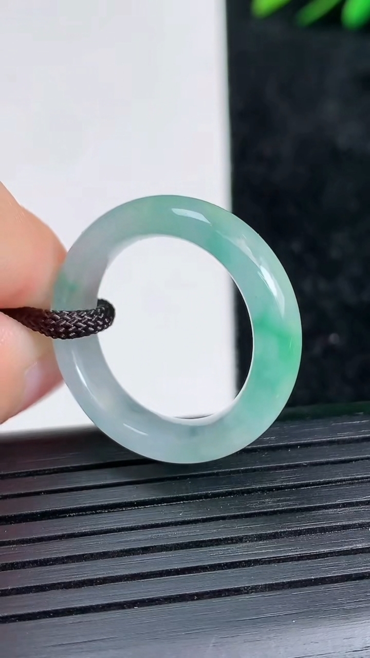天然A货翡翠指环戒指尺寸18.2-5.3-3.3重量:3.98g2026年3月21日
工厂直销收藏佳品,种好水足，色泽均匀，有种有色，上手高大气！