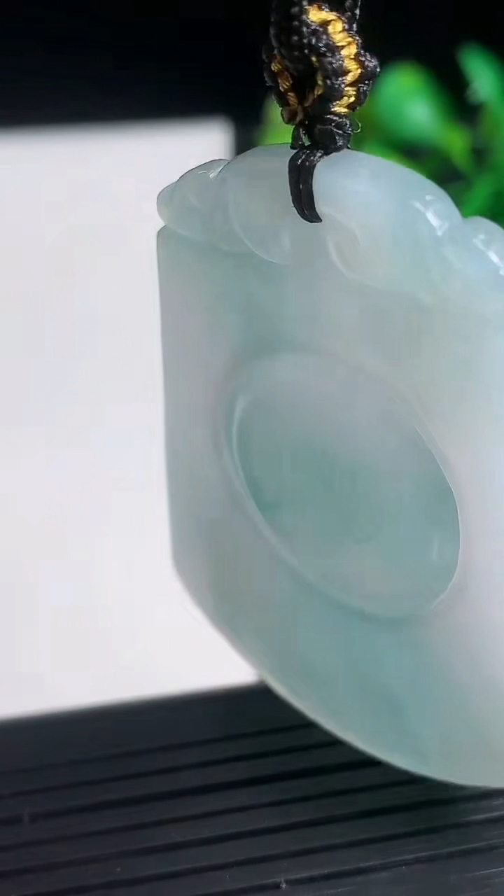 天然A货翡翠飘花仿古无事牌吊坠尺寸53.6-41.2-3.5重量:23.11g
3月21日