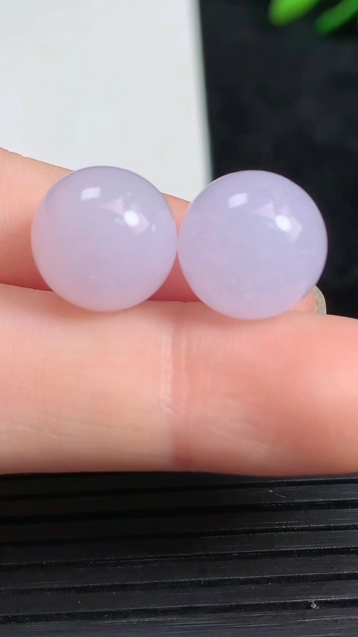 天然A货翡翠紫罗兰圆珠镶嵌件一对尺寸11.5重量:5.60g
3月21日