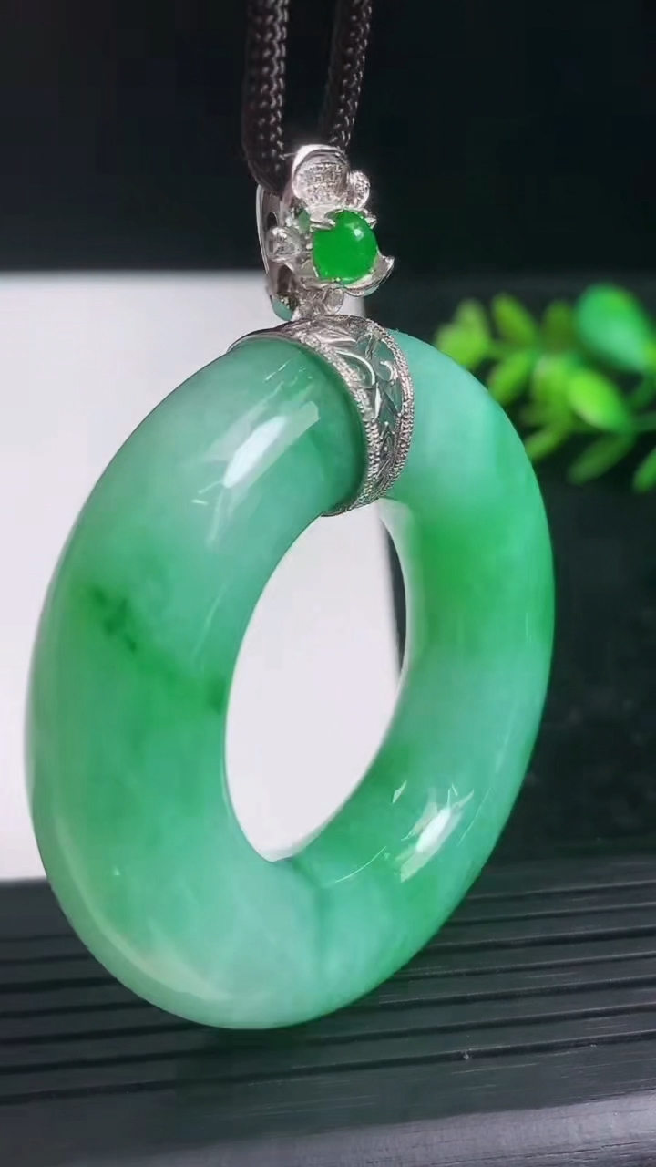 天然A货翡翠平安环吊坠尺寸63.5-12.1重量:59.48g
3月21日