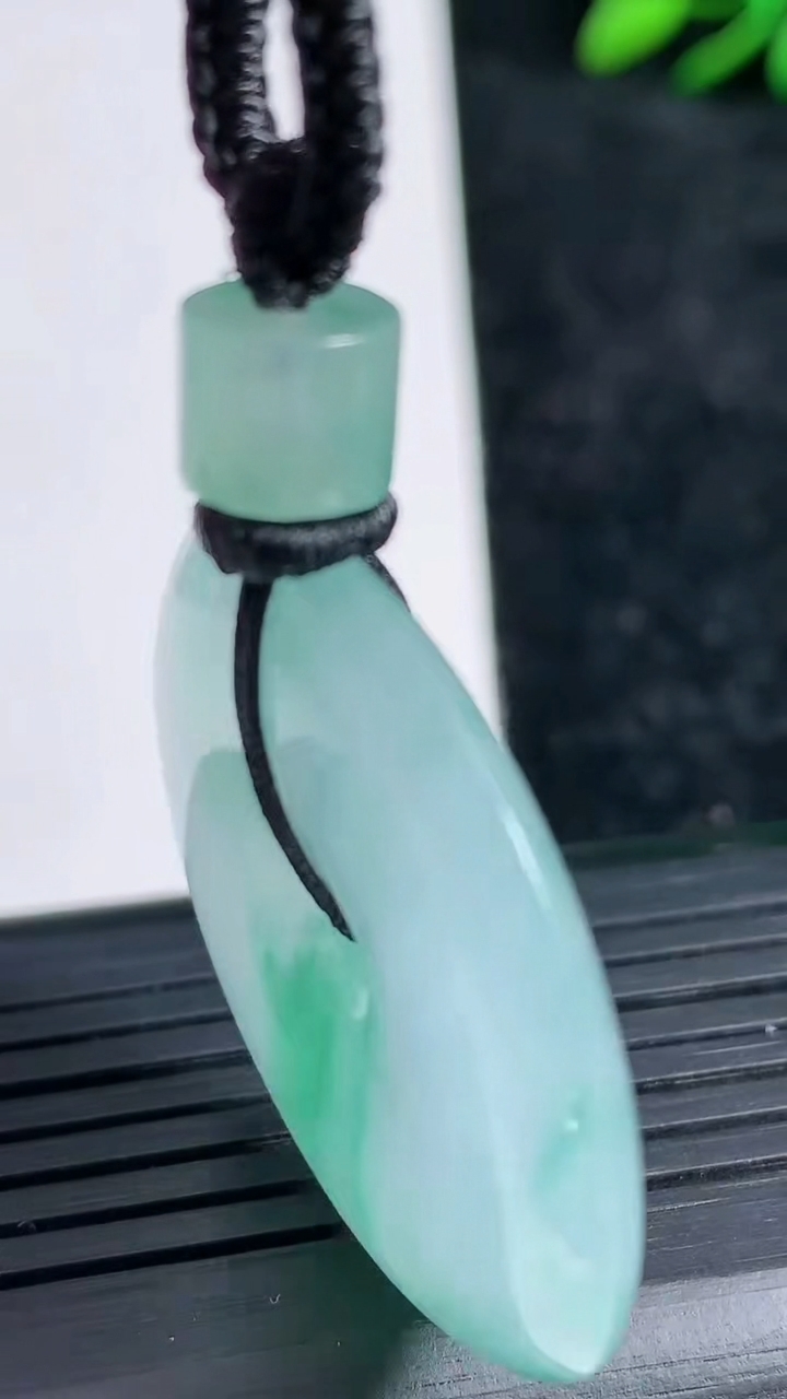 天然A货翡翠平安扣吊坠尺寸34.4-5.5重量:19.13g
3月21日