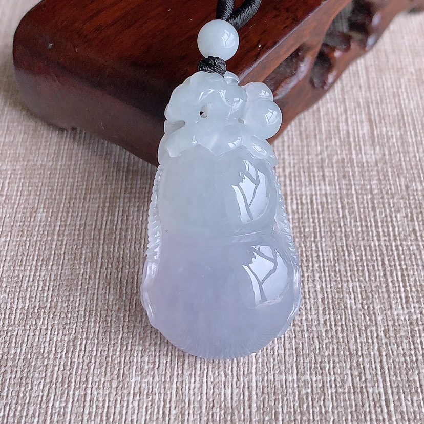 天然A货翡翠淡紫罗兰立体葫芦吊坠 
尺寸40-22.5-11mm 重量18.03g 0320