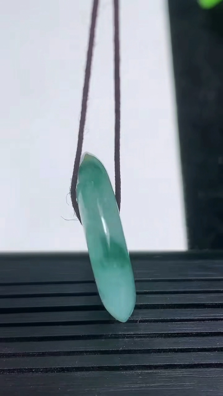 天然A货翡翠冰种飘花平安扣吊坠尺寸24.6-4.8重量:6.88g
3月21日