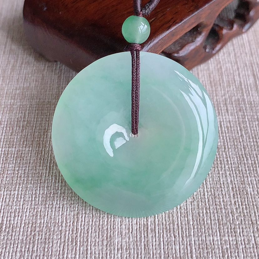 天然A货翡翠晴绿大件平安扣吊坠 
尺寸38-5.8mm 重量17.75g 0320