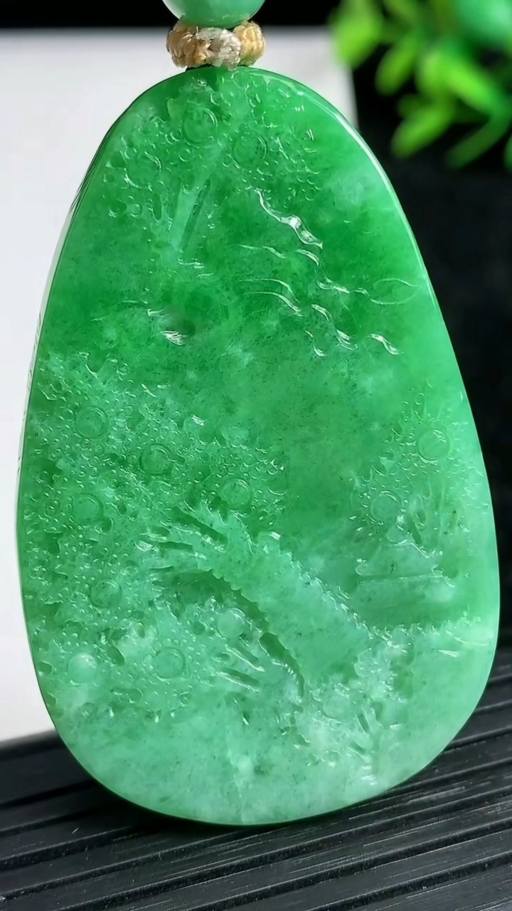 天然A货翡翠山水牌吊坠尺寸53.9-34.4-9.2重量:41.47g
3月21日