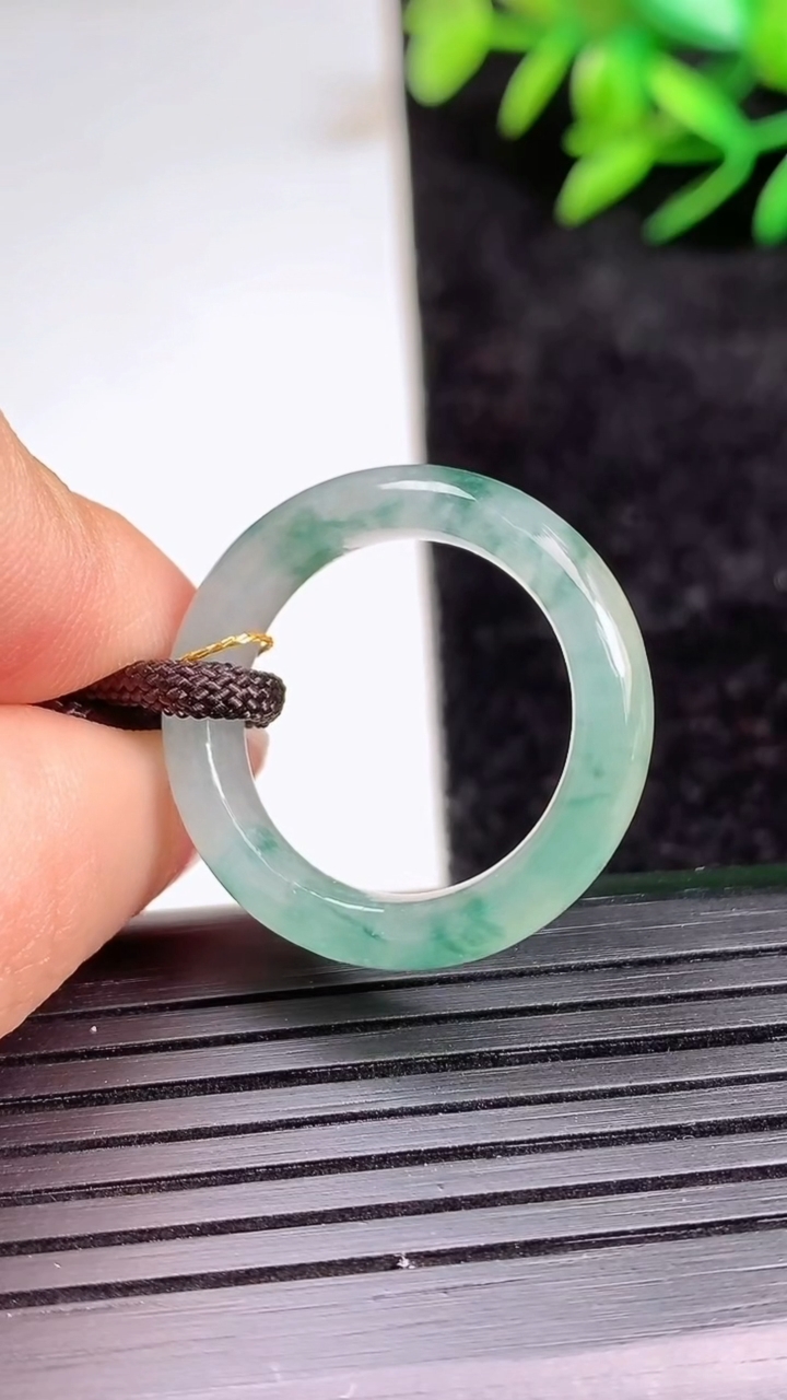 天然A货翡翠飘花指环戒指尺寸18-4.9-3.1重量:3.60g2026年3月21日
工厂直销收藏佳品,种好水足，色泽均匀，有种有色，上手高大气！