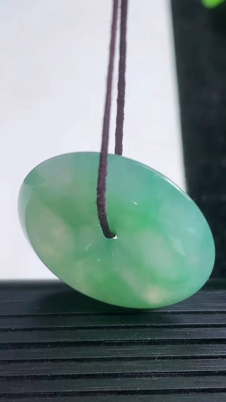 天然A货翡翠平安扣吊坠尺寸28.7-5.7重量:10.06g
3月21日