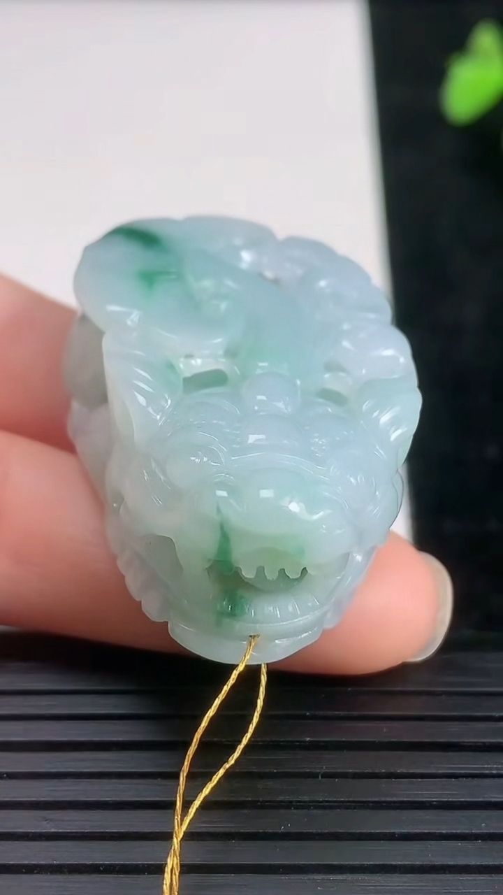 天然A货翡翠貔貅吊坠尺寸40.3-25.9-14.4重量:32.11g
3月21日