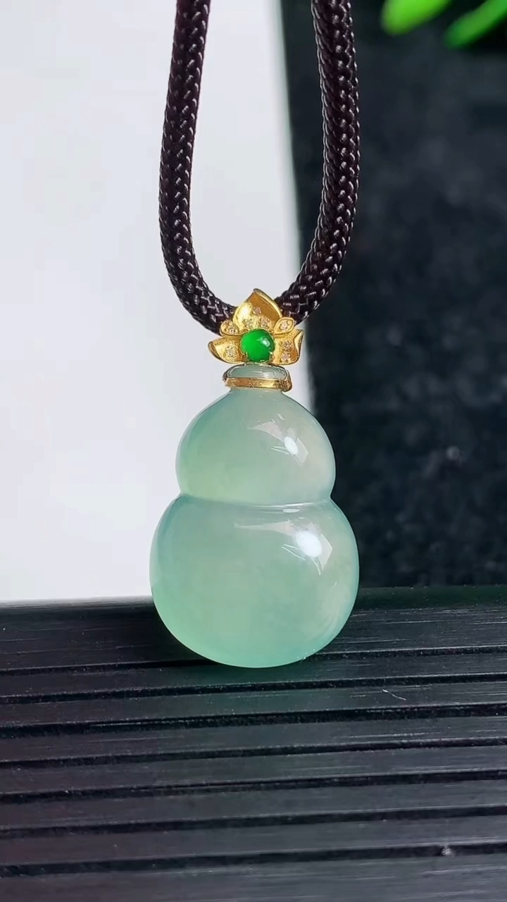 天然A货翡翠葫芦吊坠尺寸20.6-13.8-5.4重量:3.12g
3月21日