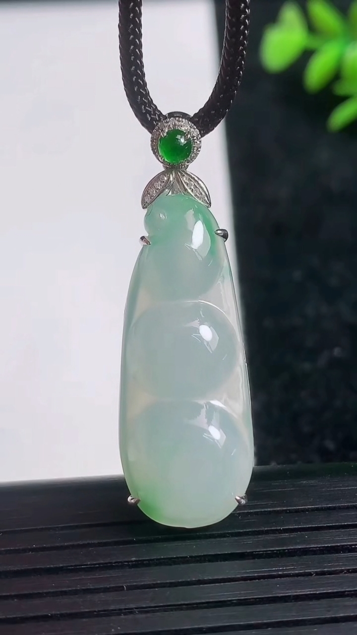 天然A货翡翠福豆吊坠尺寸40.7-12.7-7.6重量:6.07g
3月21日