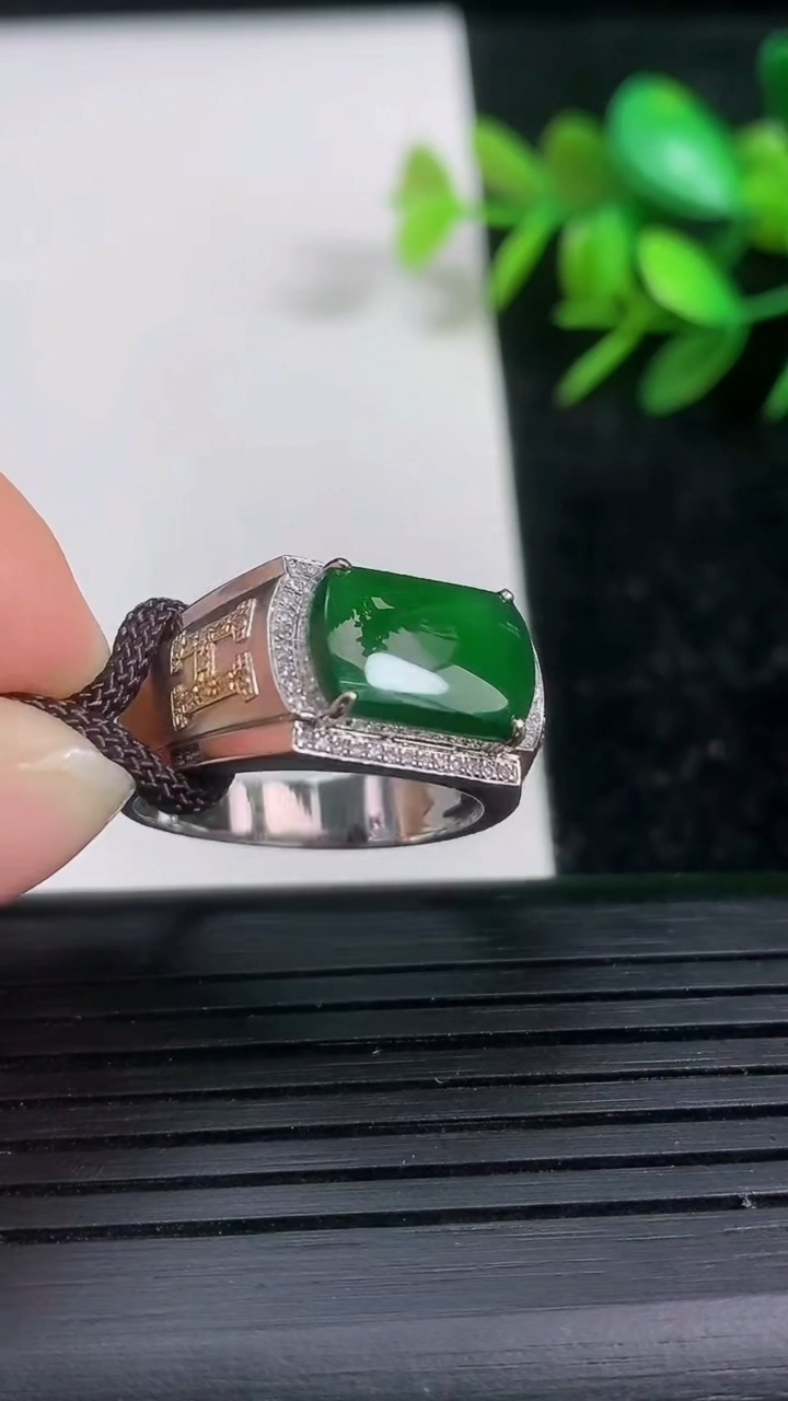 天然A货翡翠马鞍戒指尺寸19.2-12.4-7.7重量:4.45g2026年3月21日
工厂直销收藏佳品,种好水足，色泽均匀，有种有色，上手高大气！