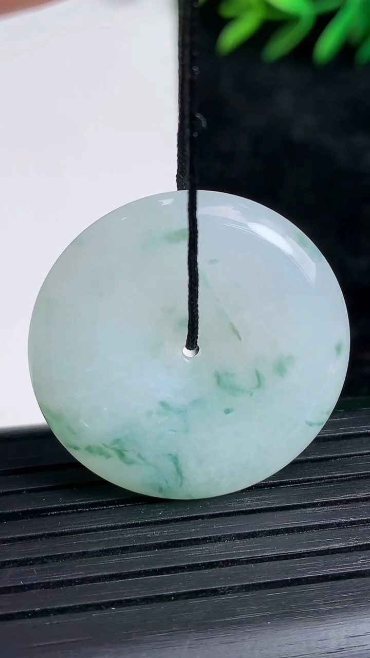 天然A货翡翠飘花平安扣吊坠尺寸29.4-5.2重量:10.45g
3月21日