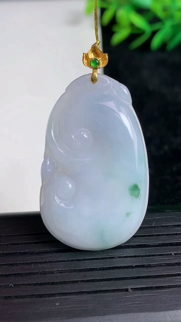 天然A货翡翠18K金紫罗兰飘花如意吊坠尺寸40-24.3-5.2重量:10.31g
3月21日