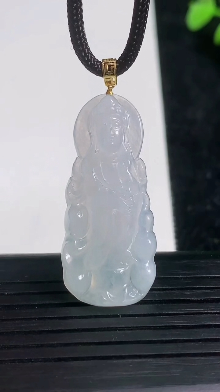 天然A货翡翠观音菩萨吊坠尺寸36.1-15.5-3.8重量:5.51g
3月21日